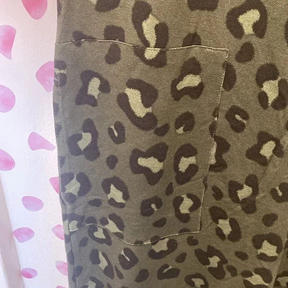 Green Leopard Print Women’s Sleeper Jumper with Pockets - Picture 5 of 5